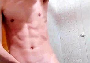 Sherman Mendoza se dlančka solo pred britjem.