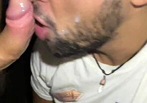 अरे, यह शादीशुदा लड़का पॉर्नो केबिन में मेरे ऊपर अपनी लस्ट उंडेलोड कर रहा है!