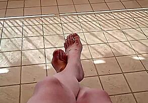 Dua Menit Kaki Telanjang Saya di Klip Bisexual Amatir