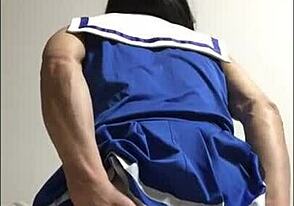 Cheerleader Jepun crossdress main anal liar dengan dildo