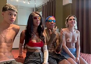 בלונדיני רזה בן 18 לוקח זין גדול בסגנון דוגי חובבני