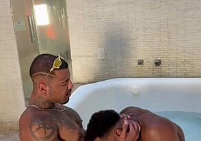 嘿，想看两个大鸡巴黑人家伙在酒店热水浴缸里吗？
