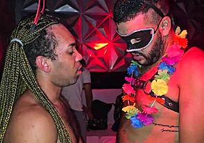 Bareback-Orgie heizt mit wilder Gruppenaction auf