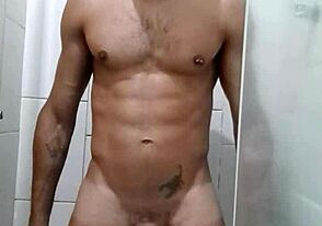 Pau Mole сам си играе с кура в аматьорско действие