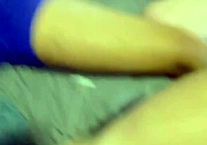 Nerd bierze dwa ogromne kutasy w akademiku i jest zalany spermą. Darmowa surowa akcja z wytatuowanymi amatorami!