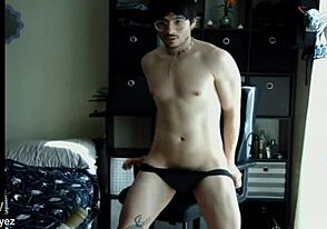 Prokletstvo! Gledaj ovog Latino kako se skida i pleše na divlje techno ritmove!