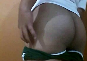 Γεια, δες αυτόν τον μεγάλο κώλο gay έφηβο 18+ να προκαλεί πριν τρυπηθεί σκληρά. Είναι για τον σφιχτό κώλο του 18χρονου!