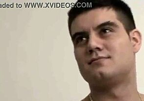 Yuri Gaúcho chłopak pokazuje ogromnego chuja w solo fetysz grze.