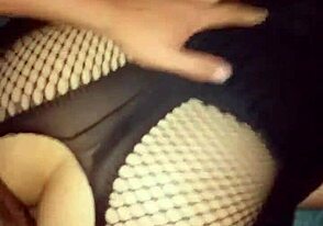 Explore moments cachés avec twink argentin sur rouge.