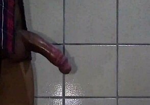 شاب جديد لا يتحمل الإثارة ويأتي بقوة مع استمناء شديد في الغرفة