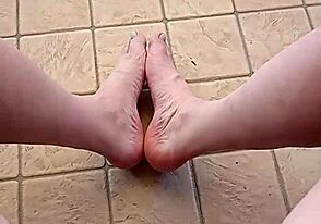 Two Minutes of My Bare Feet in Amateur Bisexual Clip.