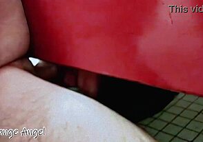 โฟรตติ้งใต้ผนังกับคนแปลกหน้าในห้องน้ำสาธารณะ จับได้ในแอคชั่นสมัครเล่นใกล้ชิด