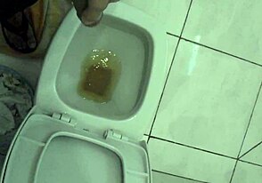 eu mijando p while enjoying a solo moment in private