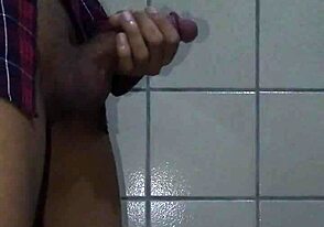 Genç tahammül edemiyor azgınlığa ve odada yoğun mastürbasyonla güzelce boşalıyor.