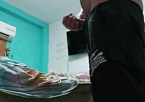 me estaba vistiendo y me puse cachondo con una paja