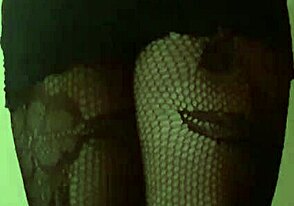 Травести в черном платье показывает любительский стиль