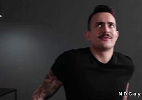 Братя чукат анално здраво с огромен кур, завършва с мръсна сперма по лицето