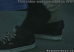 タトゥー入りのホームレスガイがリッチなマッチョハンクにベアバックでアナルパウンディング