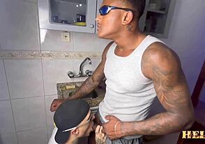 Hé, elkaptál, hogy szopom a nagydarab unokatestvéredet!