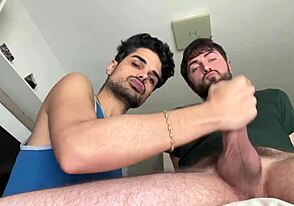 Sutter vens pik med subtil tease og leg