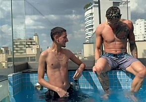 بروناو يفوز بالرهان ويحصل على مص ويضرب مؤخرة ضيقة بدون واقي