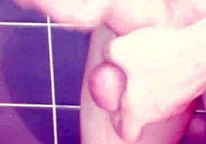 Ketauan Onani Sendiri di Kamar Mandi Dengan Twist Nakal