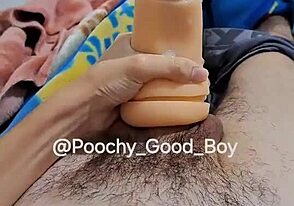 DOMINUJĄCY GEJ TWINK WYPUSZCZA MASYWNEGO KUTASA NA KAPIĄCY WYTRYSK NA PASYWNEJ DUPCE