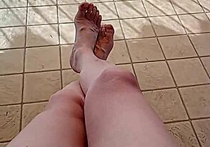 Two Minutes of My Bare Feet in Amateur Bisexual Clip.