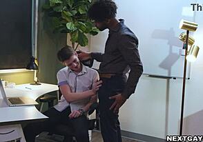 Tony Genius och Trevor Harris blir sysselsatta på kontoret