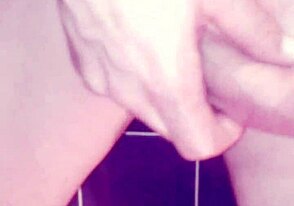 浴室自慰被抓到带点调皮转折