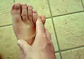 Two Minutes of My Bare Feet in Amateur Bisexual Clip.