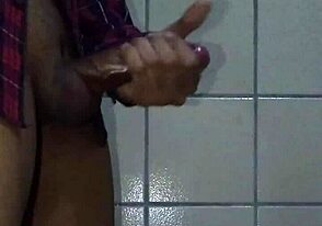 Novinho No Aguenta el Tesón y Esporra Rico con Masturbación Intensa en Cuarto