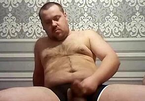 Dicker schwuler Mann reizt mit seinem hübschen dicken Schwanzspiel