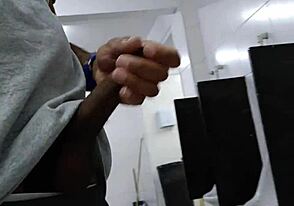 Amateur Excité Branle Bite Monstrueuse dans Toilettes Publiques