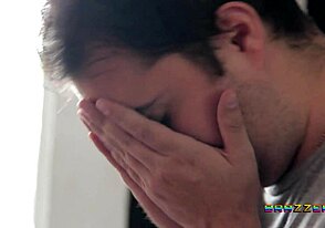 Bărbatul tachinează altul cu stil crossdressing și arată pulă mare