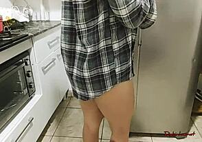 Barbiefit kuchařka svádí velkým brazilským zadkem. Saje a jezdí na obřím ptáku německého tetovaného chlapa.