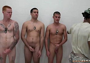 Militär-Typen erwischt beim Rammen riesiger Schwänze in wilder schwuler Hazing-Action