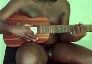 Odkrywanie dzikiej zabawy analnej z jedzeniem podczas czerwcowej Pride