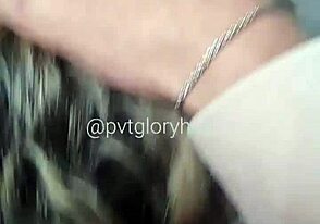 Mann, ich habe den riesigen Kerl in der Badezimmerkabine gelutscht, voll rot!