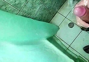 Взе голям кур свършване под душа, искаш ли да видиш?