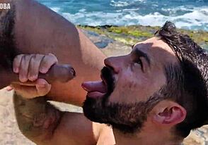 Jag är besatt av stora afrikanska kukar i mun på stranden