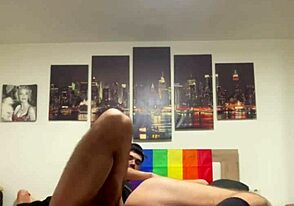 Saya kongkek kawan saya perlahan sehingga dia melompat atas saya dan ambil pancut saya